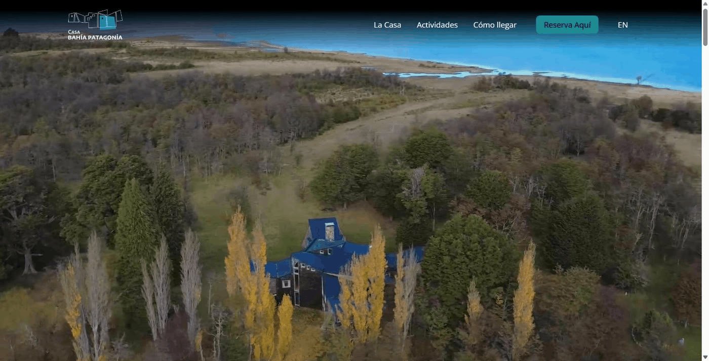 Portada de Casa Bahía Patagonia: vista aérea de la casa entre bosques, junto al Lago General Carrera.